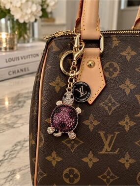 LV zipper pull